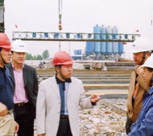       圖為學院畢業(yè)生韋世國副局長（左一）、學院畢業(yè)生九泰公司 總經理關和平（中）在施工現場