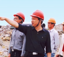 圖為都昌林同志（左起一）在四橋施工現場